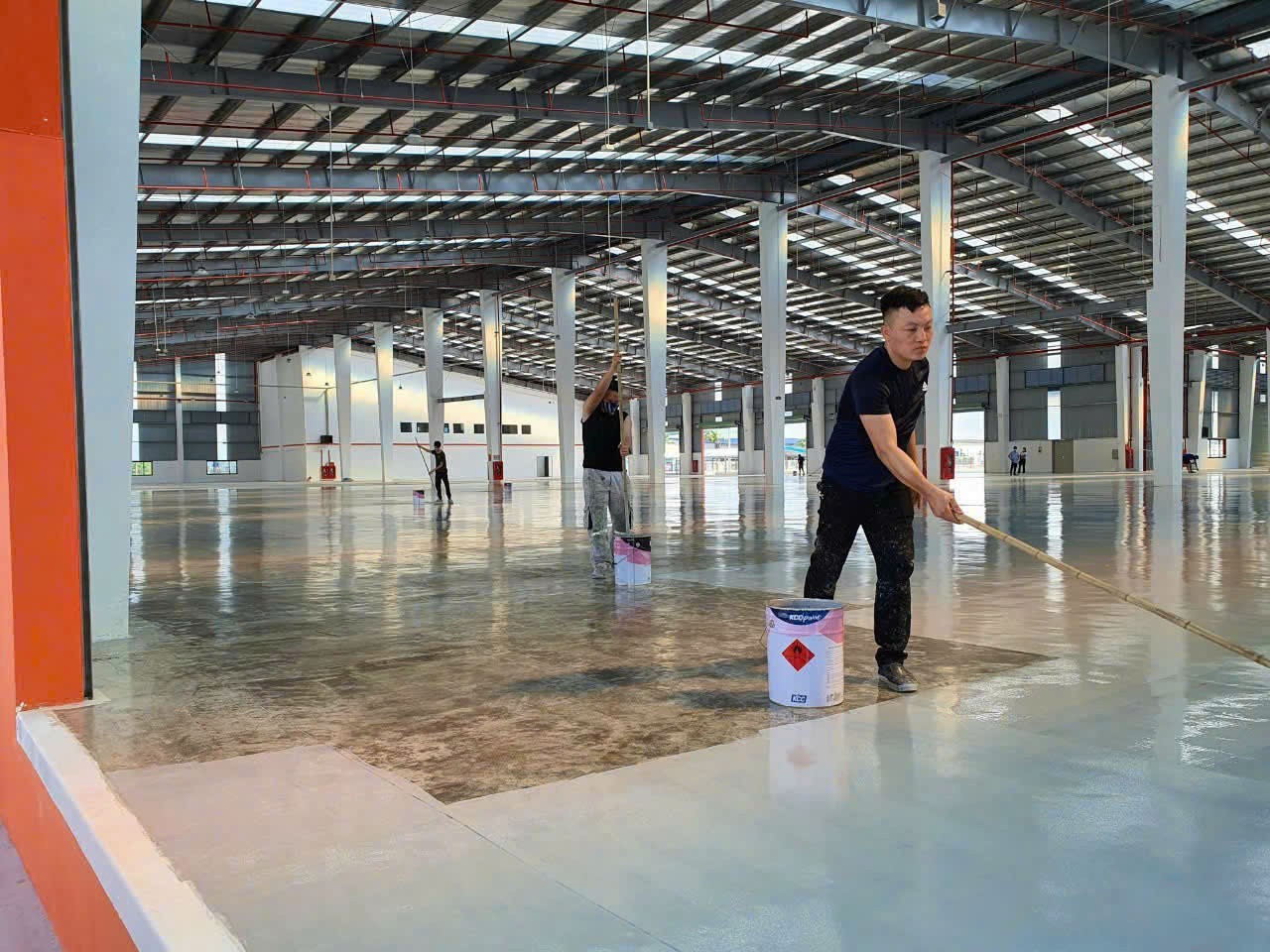 Hướng dẫn thi công sơn Unipoxy Lining – Sơn Sàn Epoxy Tự San Phẳng