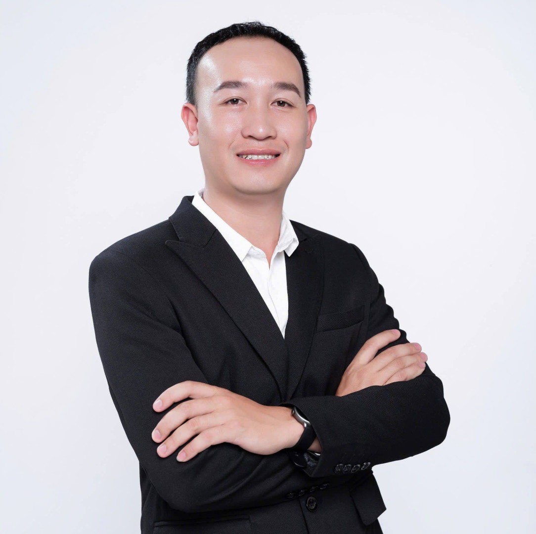 Lê Minh Tuấn – Trưởng phòng kỹ thuật, Công ty Cơ điện Đại Phát “Chúng tôi chọn Epoxy Đông Bắc vì uy tín và kinh nghiệm lâu năm trong ngành. Kết quả hoàn toàn vượt mong đợi: sàn epoxy bền đẹp, chịu tải trọng lớn, màu sắc đồng đều. Quá trình thi công gọn gàng, không gây bụi bẩn ảnh hưởng đến khu vực khác. Đội ngũ kỹ thuật hỗ trợ tận tình, tư vấn giải pháp phù hợp nhất cho đặc thù xưởng cơ khí của chúng tôi. Rất hài lòng và tin tưởng hợp tác lâu dài.”