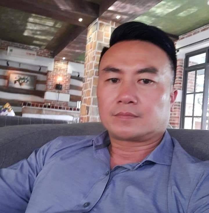 Nguyễn Đức Anh – Quản lý kỹ thuật, Khu công nghiệp VSIP “Epoxy Đông Bắc đã hoàn thiện sàn epoxy cho khu nhà xưởng của chúng tôi với chất lượng vượt trội. Sàn phẳng mịn, màu sắc bền đẹp, chịu được tải trọng lớn và không bong tróc sau thời gian sử dụng. Tiến độ thi công được đảm bảo, nhân sự làm việc nghiêm túc, tuân thủ đầy đủ các yêu cầu an toàn. Tôi hoàn toàn hài lòng và sẵn sàng giới thiệu cho các đơn vị trong khu công nghiệp.”