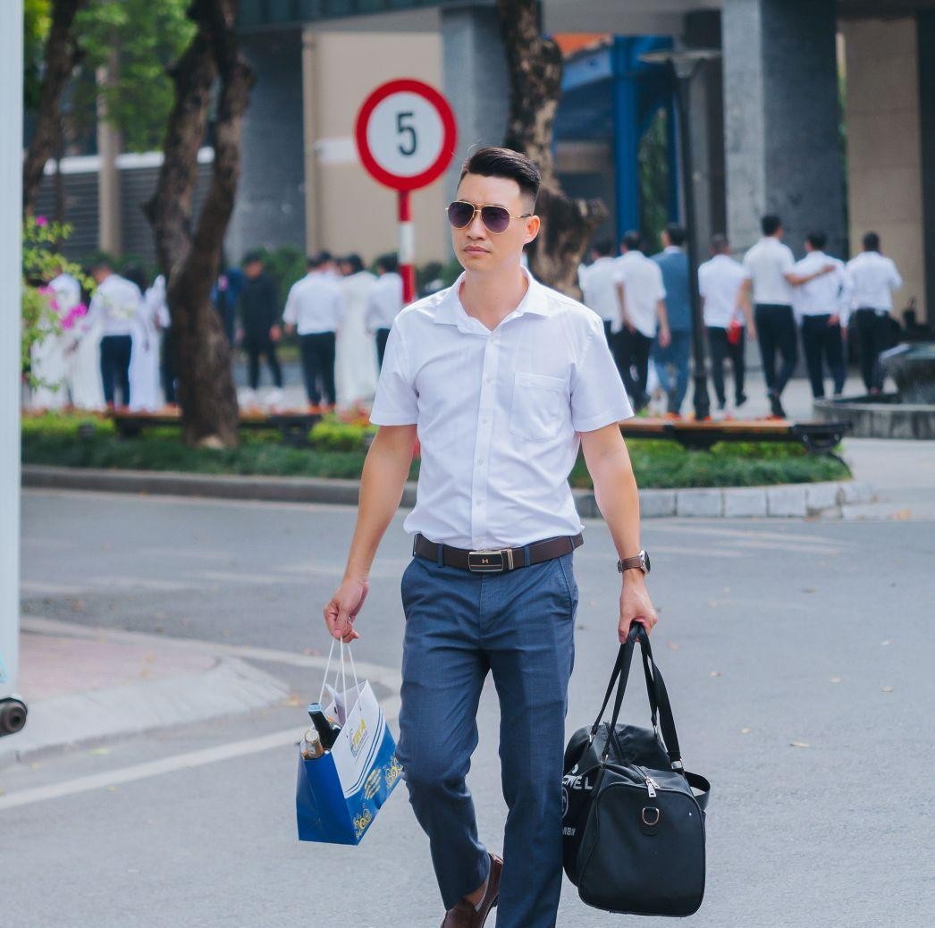 Vũ Thanh Tùng – Giám đốc điều hành, Công ty CP Thủy sản Miền Bắc “Nhà máy chế biến thủy sản đòi hỏi tiêu chuẩn cao về vệ sinh, và Epoxy Đông Bắc đã đáp ứng hoàn hảo. Sàn epoxy sáng bóng, chống thấm nước, chống trơn tốt và rất dễ làm sạch. Quá trình thi công không gây ảnh hưởng đến dây chuyền sản xuất. Tôi đánh giá cao cách làm việc khoa học, chuyên nghiệp và tinh thần cầu thị của đội ngũ Epoxy Đông Bắc.”